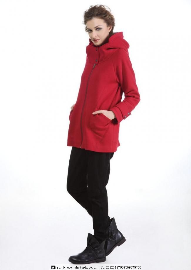 冬日红装 长发美女演绎大衣时尚风采